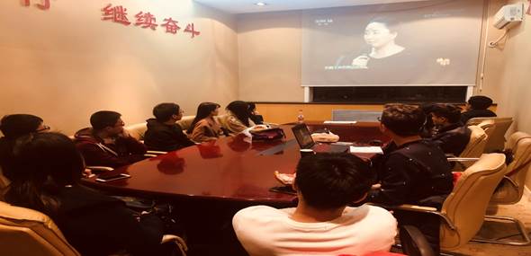 图4 学生党员和入党积极分子观看节目
